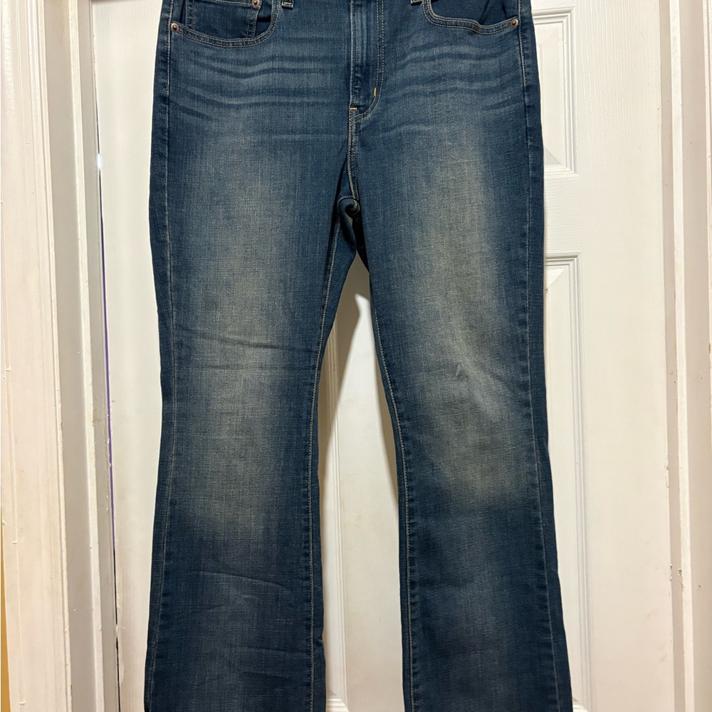 Levi's Women's Flare Jeans in Medium Blue Wash